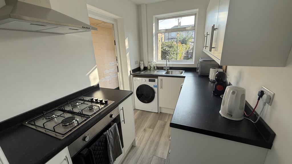 Lot: 74 - SEMI-DETACHED HOUSE WITH GARAGE IN NEED OF SOME REFURBISHMENT - Interior image of kitchen